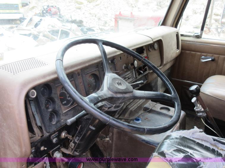 image for item L2782 1986 International S2300 grain truck