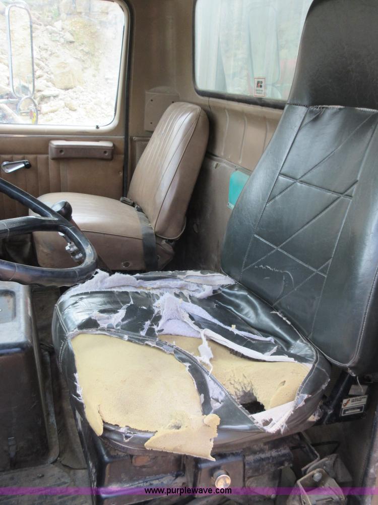 image for item L2782 1986 International S2300 grain truck