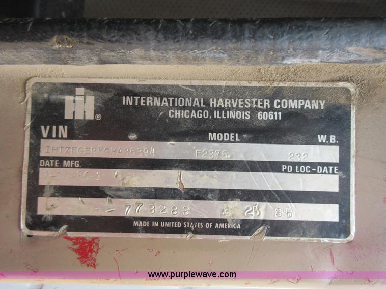 image for item L2782 1986 International S2300 grain truck