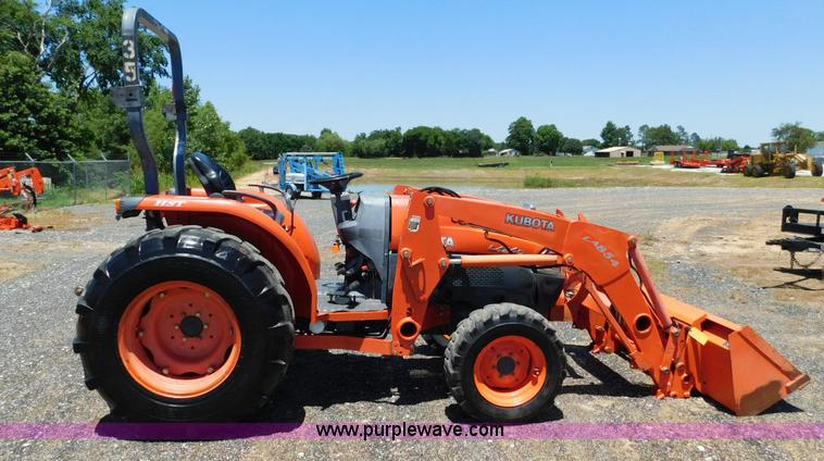 image for item L5882 Kubota L4240 tractor
