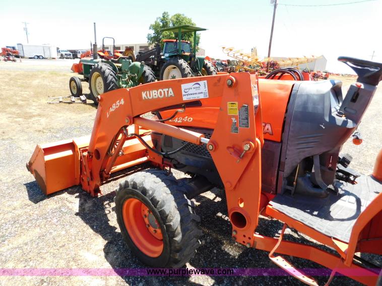 image for item L5882 Kubota L4240 tractor