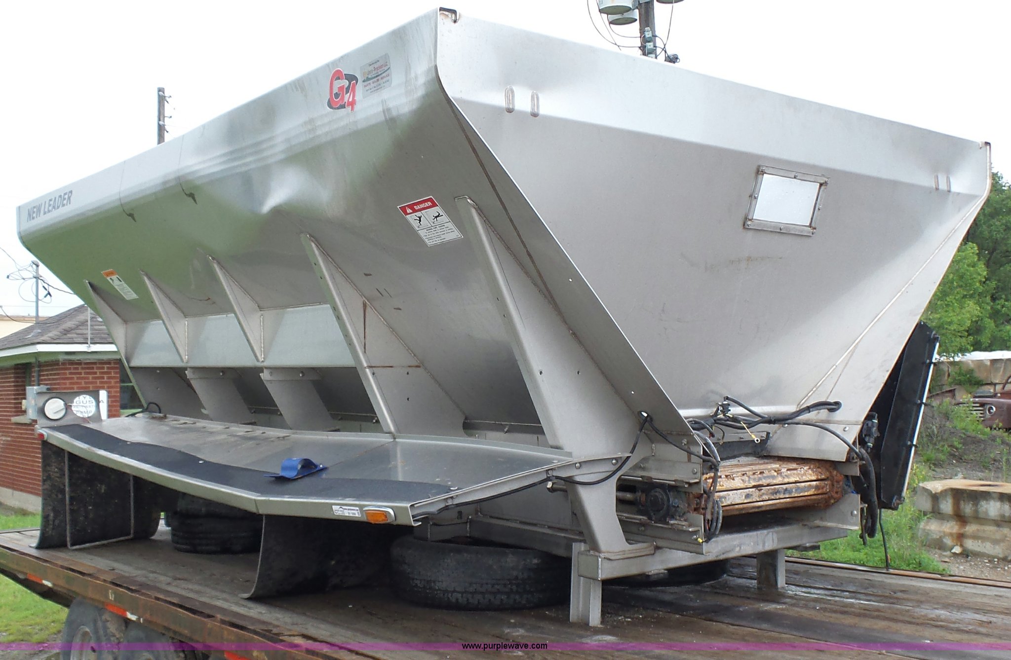 New Leader L4000G4 multiapplicator spreader bed in Augusta, KS Item