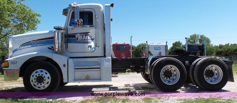 image for item F1427 1992 Peterbilt 377 semi truck