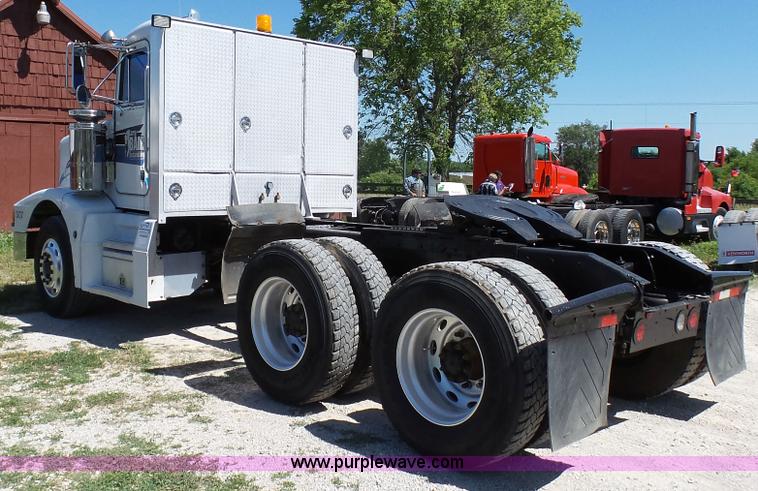 image for item F1427 1992 Peterbilt 377 semi truck