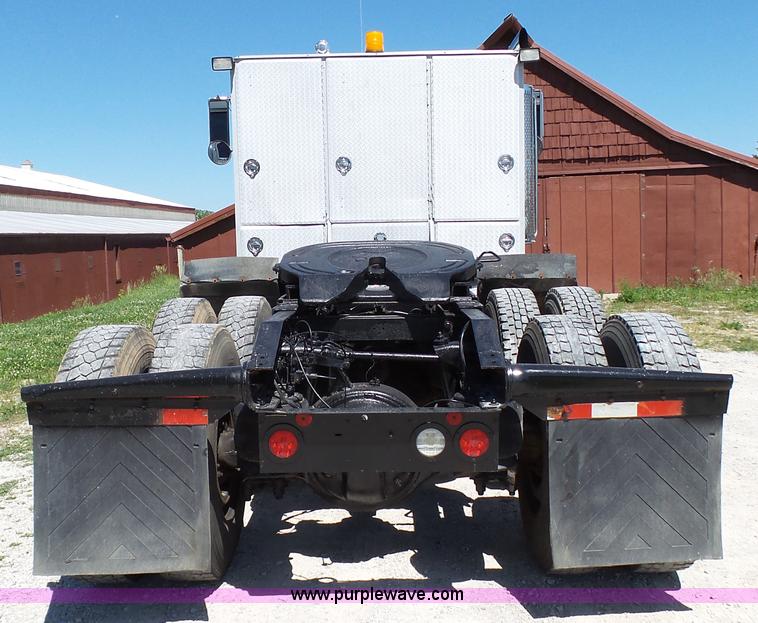 image for item F1427 1992 Peterbilt 377 semi truck