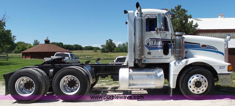 image for item F1427 1992 Peterbilt 377 semi truck