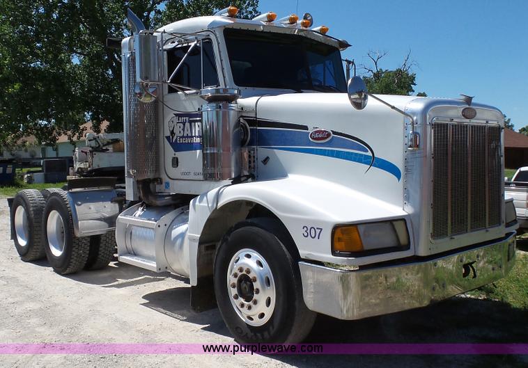 image for item F1427 1992 Peterbilt 377 semi truck