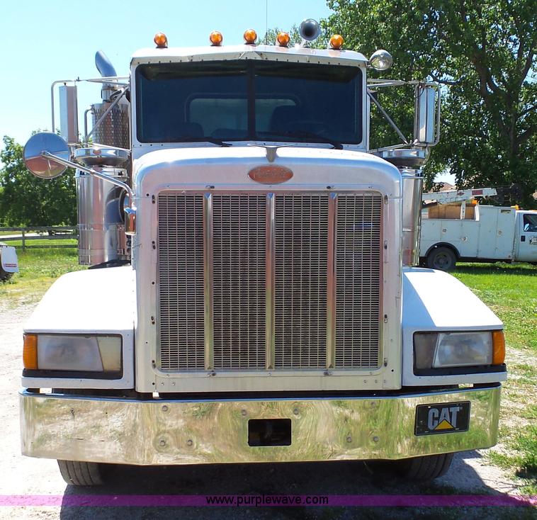 image for item F1427 1992 Peterbilt 377 semi truck