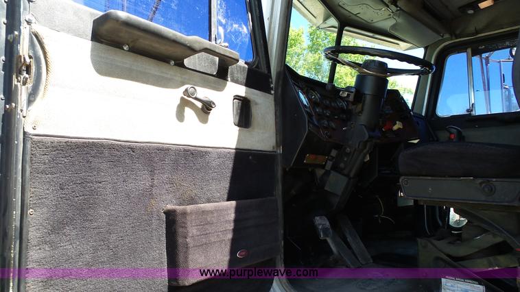 image for item F1427 1992 Peterbilt 377 semi truck