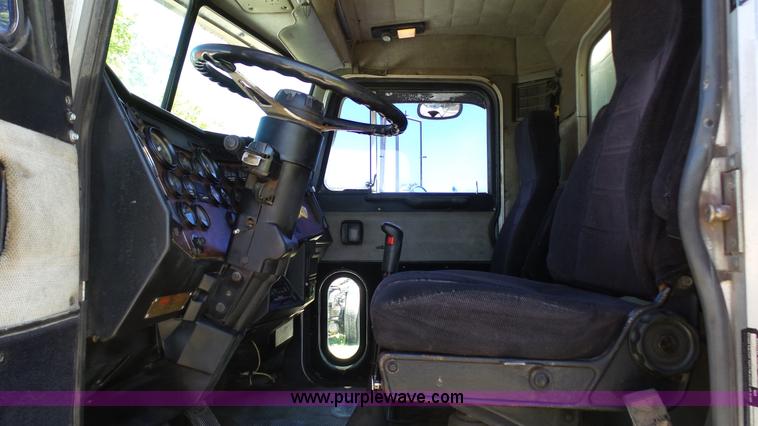 image for item F1427 1992 Peterbilt 377 semi truck