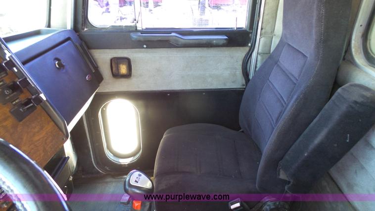 image for item F1427 1992 Peterbilt 377 semi truck