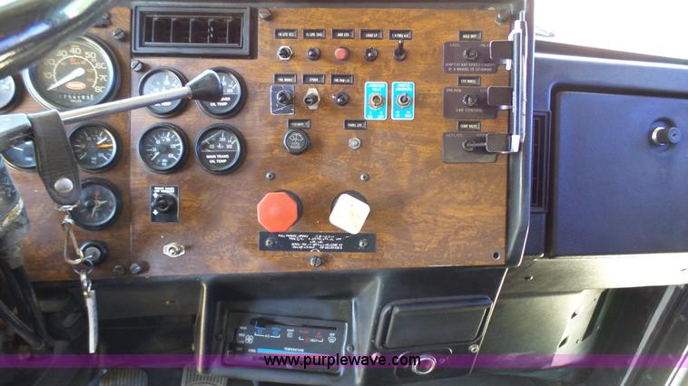 image for item F1427 1992 Peterbilt 377 semi truck