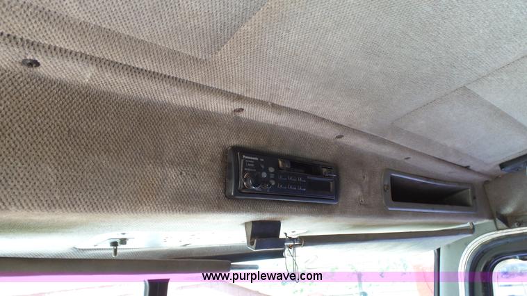 image for item F1427 1992 Peterbilt 377 semi truck