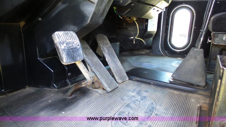 image for item F1427 1992 Peterbilt 377 semi truck