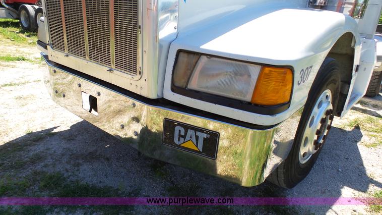 image for item F1427 1992 Peterbilt 377 semi truck