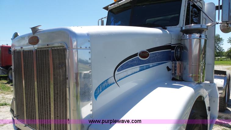 image for item F1427 1992 Peterbilt 377 semi truck