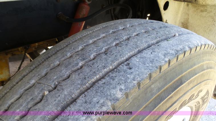 image for item F1427 1992 Peterbilt 377 semi truck