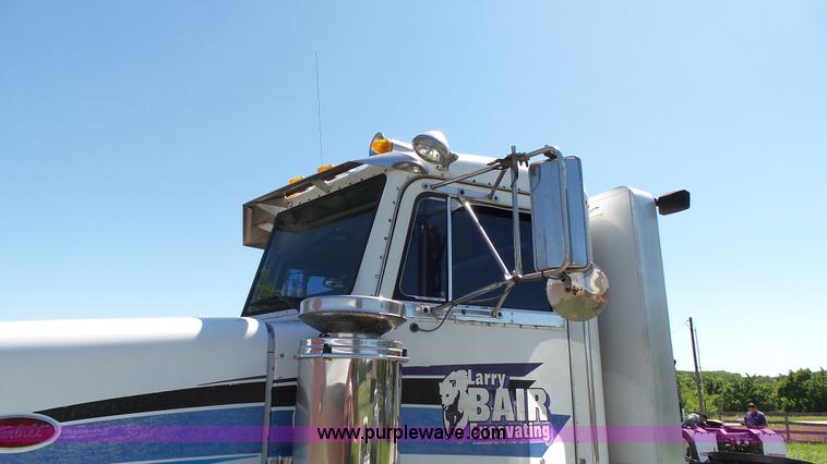image for item F1427 1992 Peterbilt 377 semi truck