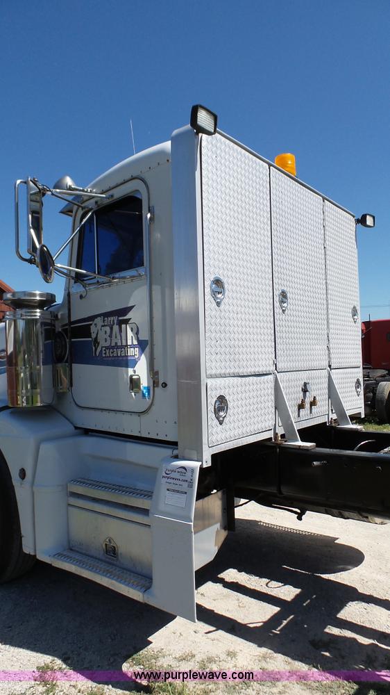 image for item F1427 1992 Peterbilt 377 semi truck