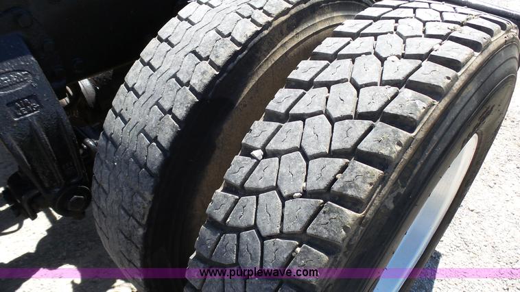 image for item F1427 1992 Peterbilt 377 semi truck