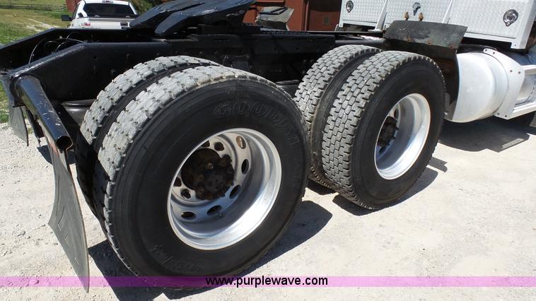 image for item F1427 1992 Peterbilt 377 semi truck