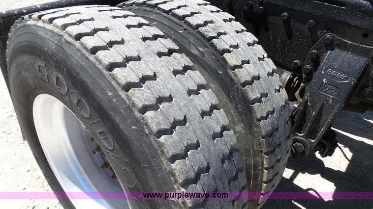 image for item F1427 1992 Peterbilt 377 semi truck