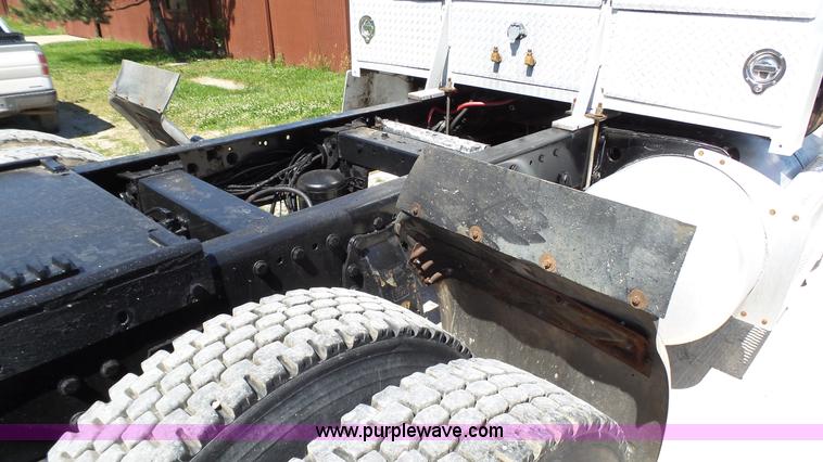 image for item F1427 1992 Peterbilt 377 semi truck