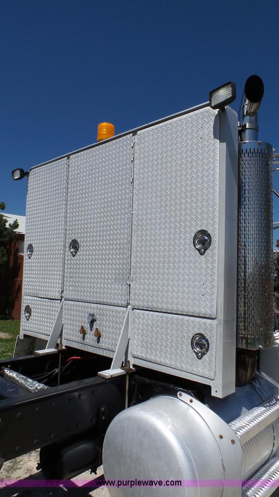 image for item F1427 1992 Peterbilt 377 semi truck