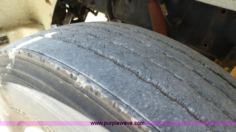 image for item F1427 1992 Peterbilt 377 semi truck