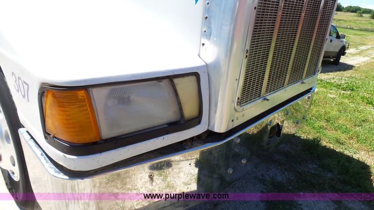 image for item F1427 1992 Peterbilt 377 semi truck