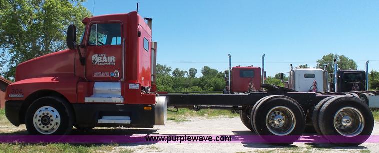 image for item F1428 1991 Kenworth T600 semi truck