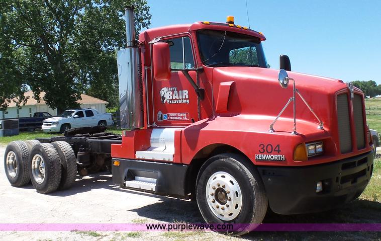 image for item F1428 1991 Kenworth T600 semi truck