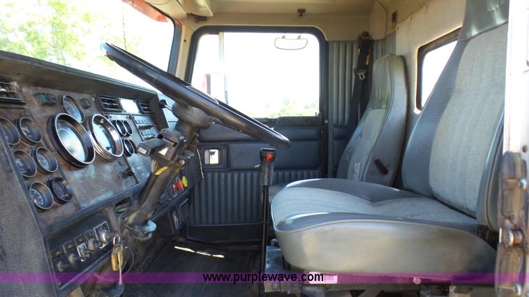image for item F1428 1991 Kenworth T600 semi truck