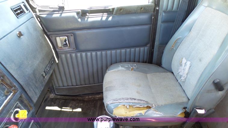 image for item F1428 1991 Kenworth T600 semi truck