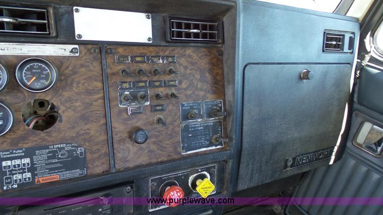image for item F1428 1991 Kenworth T600 semi truck