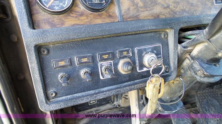 image for item F1428 1991 Kenworth T600 semi truck