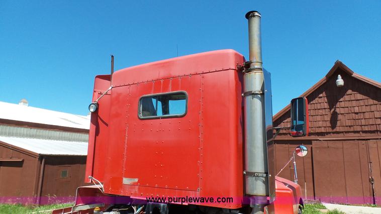 image for item F1428 1991 Kenworth T600 semi truck