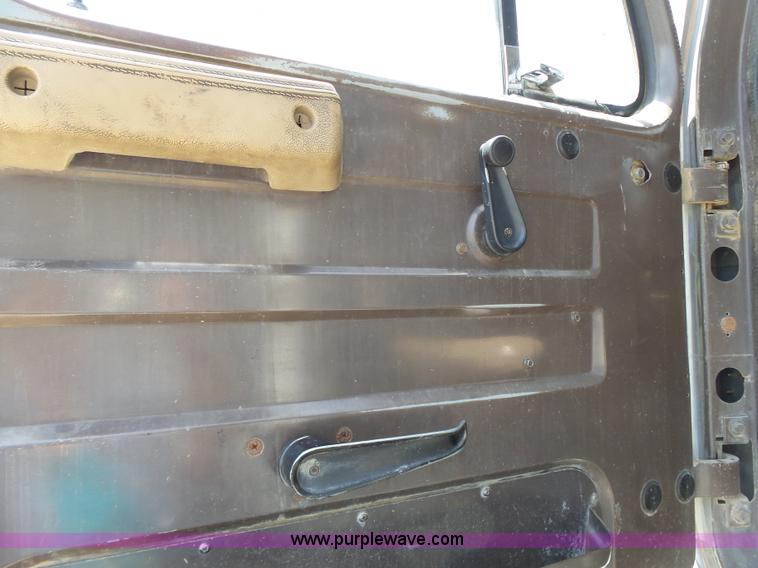 image for item J4069 1991 International 4900 dump truck