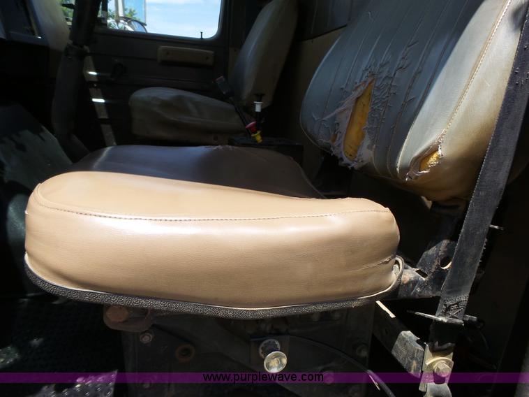 image for item J4069 1991 International 4900 dump truck