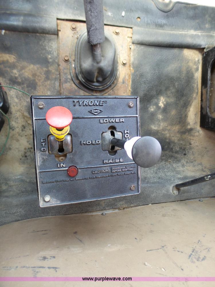 image for item J4069 1991 International 4900 dump truck