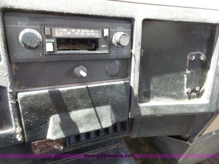 image for item J4069 1991 International 4900 dump truck