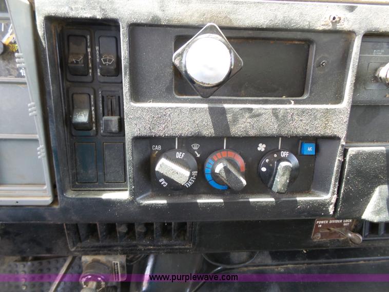 image for item J4069 1991 International 4900 dump truck