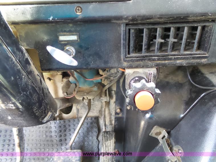 image for item J4069 1991 International 4900 dump truck