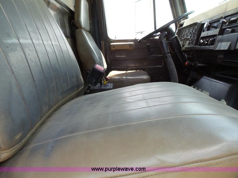 image for item J4069 1991 International 4900 dump truck