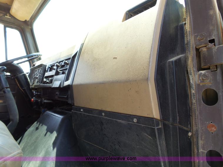 image for item J4069 1991 International 4900 dump truck