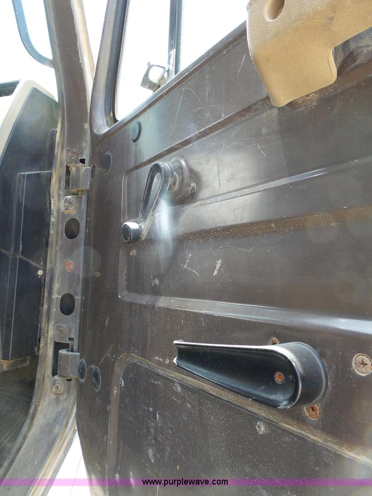 image for item J4069 1991 International 4900 dump truck