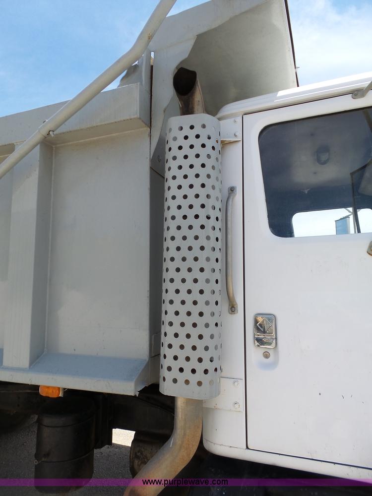 image for item J4069 1991 International 4900 dump truck