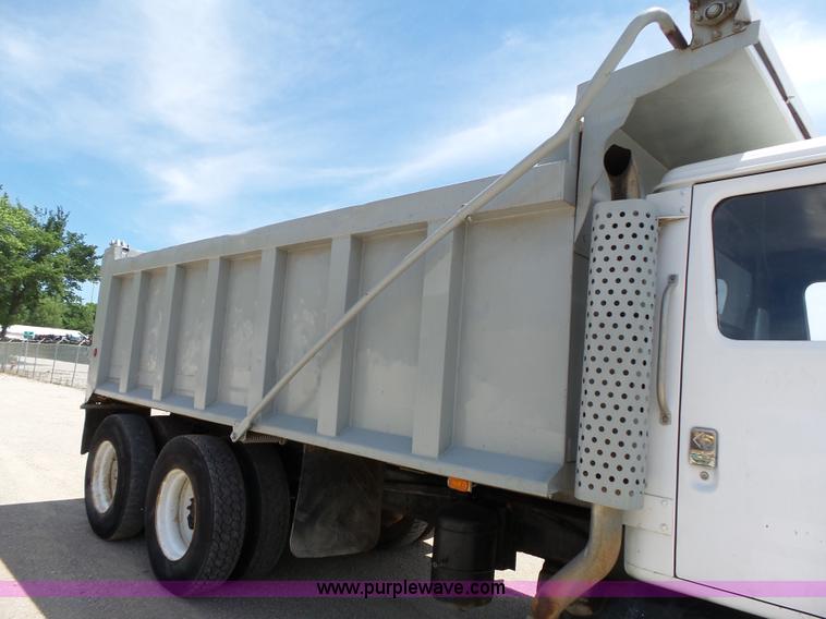 image for item J4069 1991 International 4900 dump truck