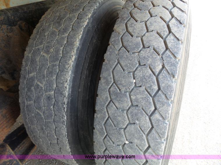 image for item J4069 1991 International 4900 dump truck