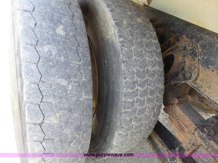 image for item J4069 1991 International 4900 dump truck